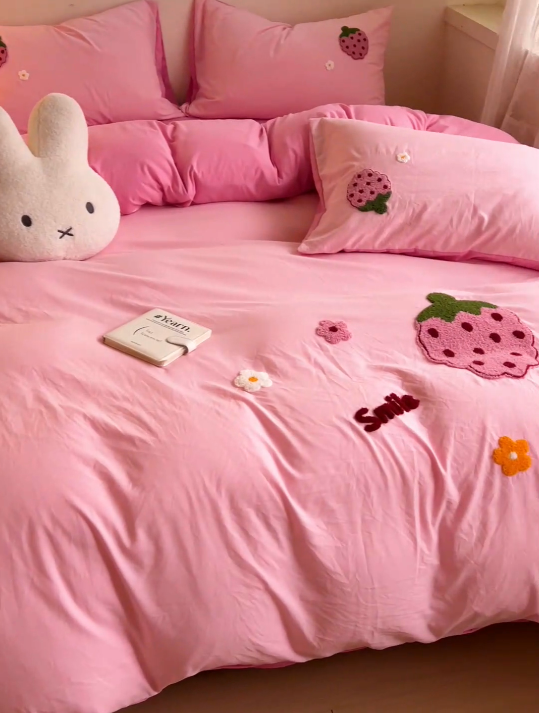 91家纺网 家纺一手货源 找家纺 艾橙家纺 2024新款超柔云朵棉毛巾绣四件套 甜甜草莓