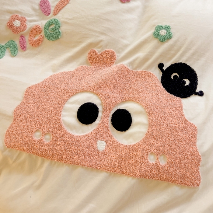 91家纺网 家纺一手货源 找家纺 艾橙家纺 2024新款超柔云朵棉毛巾绣四件套 可爱煤球（粉）