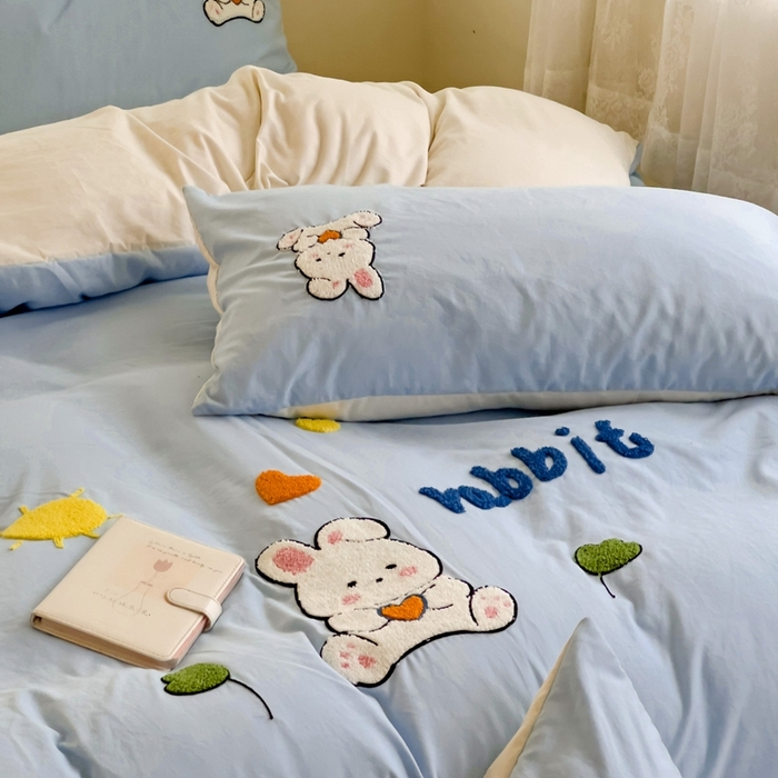 91家纺网 家纺一手货源 找家纺 艾橙家纺 2024新款超柔云朵棉毛巾绣四件套 菲菲兔