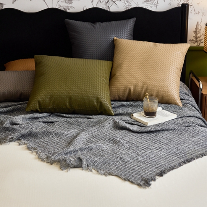 91家纺网 家纺一手货源 找家纺 安莱生活 2024首款编制纹理皮革多功能家用简约创意皮枕 方枕 鼠尾草绿