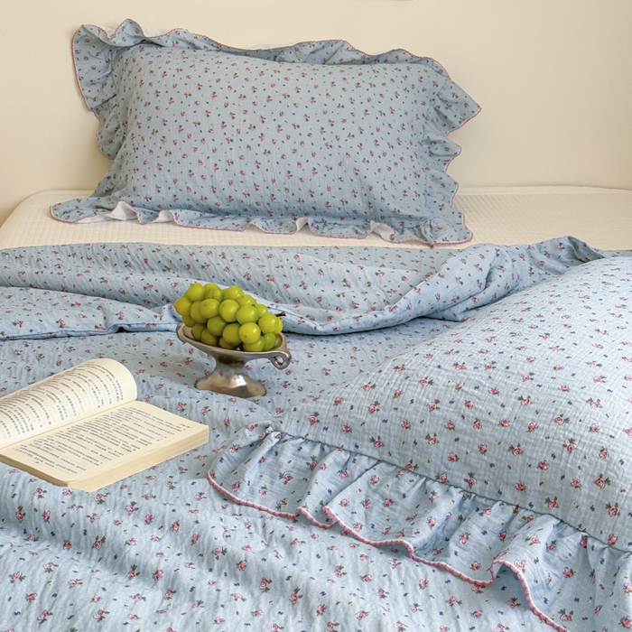 91家纺网 家纺一手货源 找家纺 玛奇朵 2024新款韩式荷叶边全棉双层皱皱纱夏被三件套 蓝栩