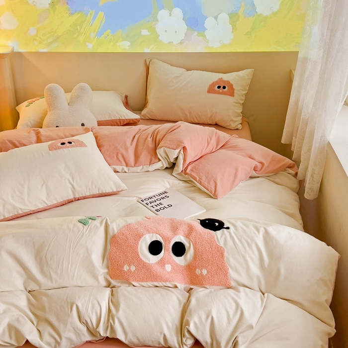 91家纺网 家纺一手货源 找家纺 艾橙家纺 2024新款超柔云朵棉毛巾绣四件套 可爱煤球（粉）