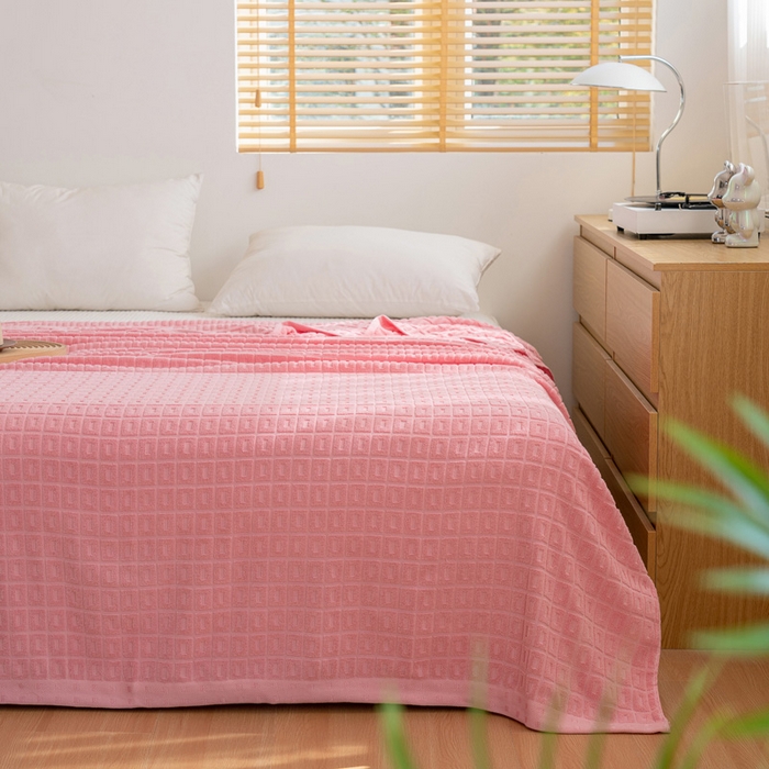 91家纺网 家纺一手货源 找家纺 乐家毛巾被（工厂自产自销） 2024新款简约方块格毛圈 粉色