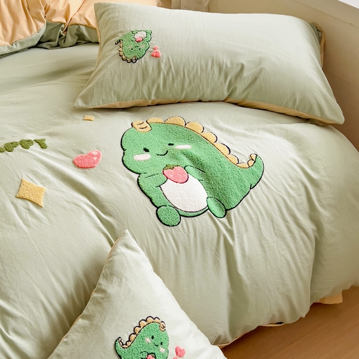 91家纺网 家纺一手货源 找家纺 艾橙家纺 2024新款超柔云朵棉毛巾绣四件套 可爱恐龙