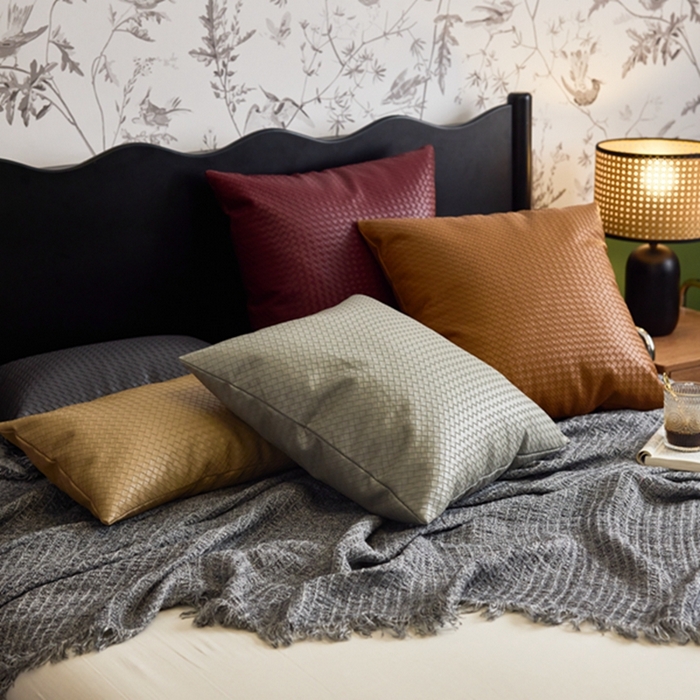 91家纺网 家纺一手货源 找家纺 安莱生活 2024首款编制纹理皮革多功能家用简约创意皮枕 方枕 橘棕色