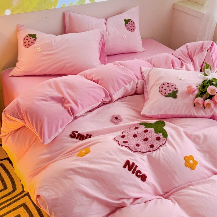 91家纺网 家纺一手货源 找家纺 艾橙家纺 2024新款超柔云朵棉毛巾绣四件套 甜甜草莓