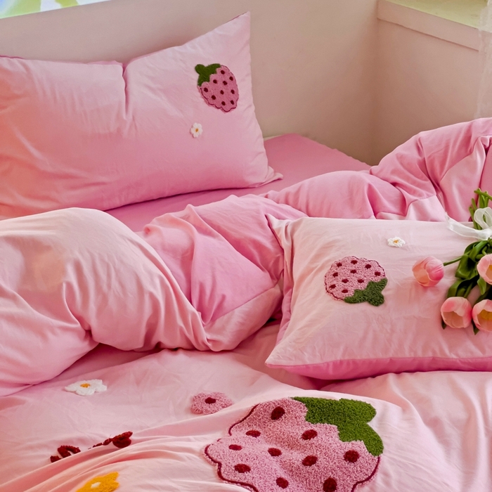 91家纺网 家纺一手货源 找家纺 艾橙家纺 2024新款超柔云朵棉毛巾绣四件套 甜甜草莓