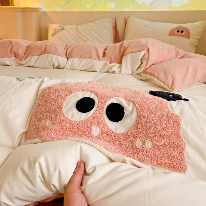 91家纺网 家纺一手货源 找家纺 艾橙家纺 2024新款超柔云朵棉毛巾绣四件套 可爱煤球（粉）