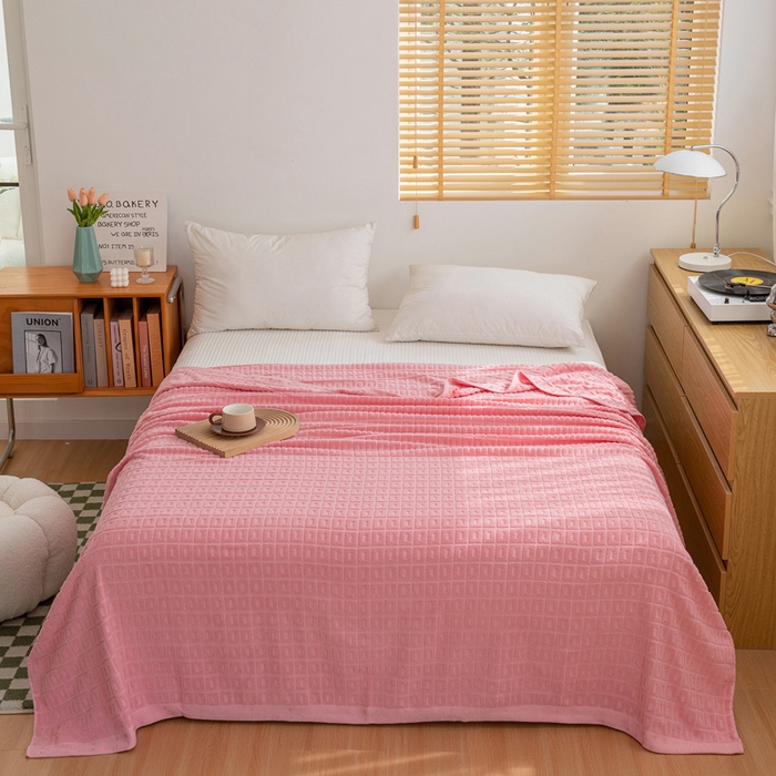 91家纺网 家纺一手货源 找家纺 乐家毛巾被（工厂自产自销） 2024新款简约方块格毛圈 粉色