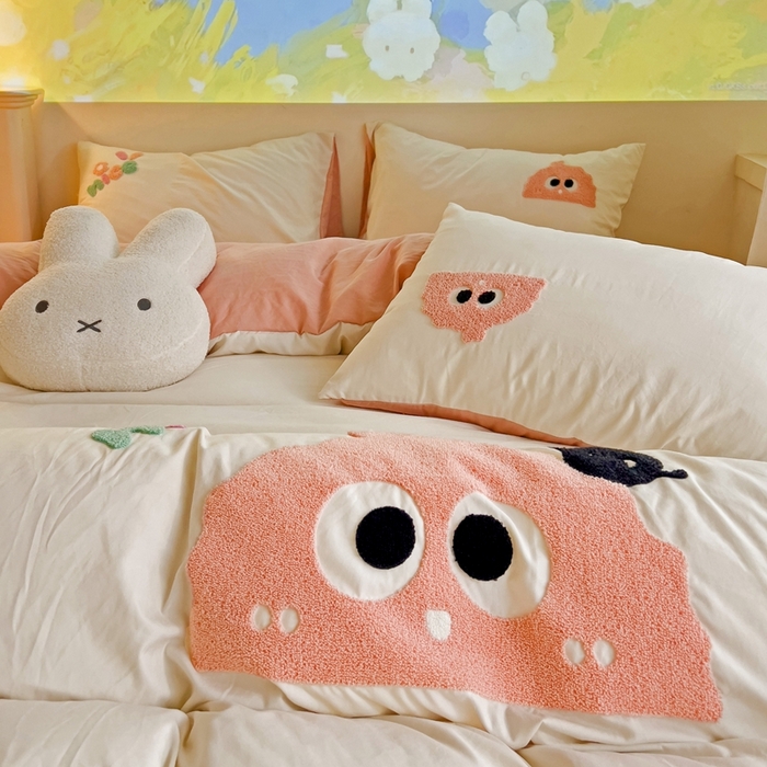 91家纺网 家纺一手货源 找家纺 艾橙家纺 2024新款超柔云朵棉毛巾绣四件套 可爱煤球（粉）