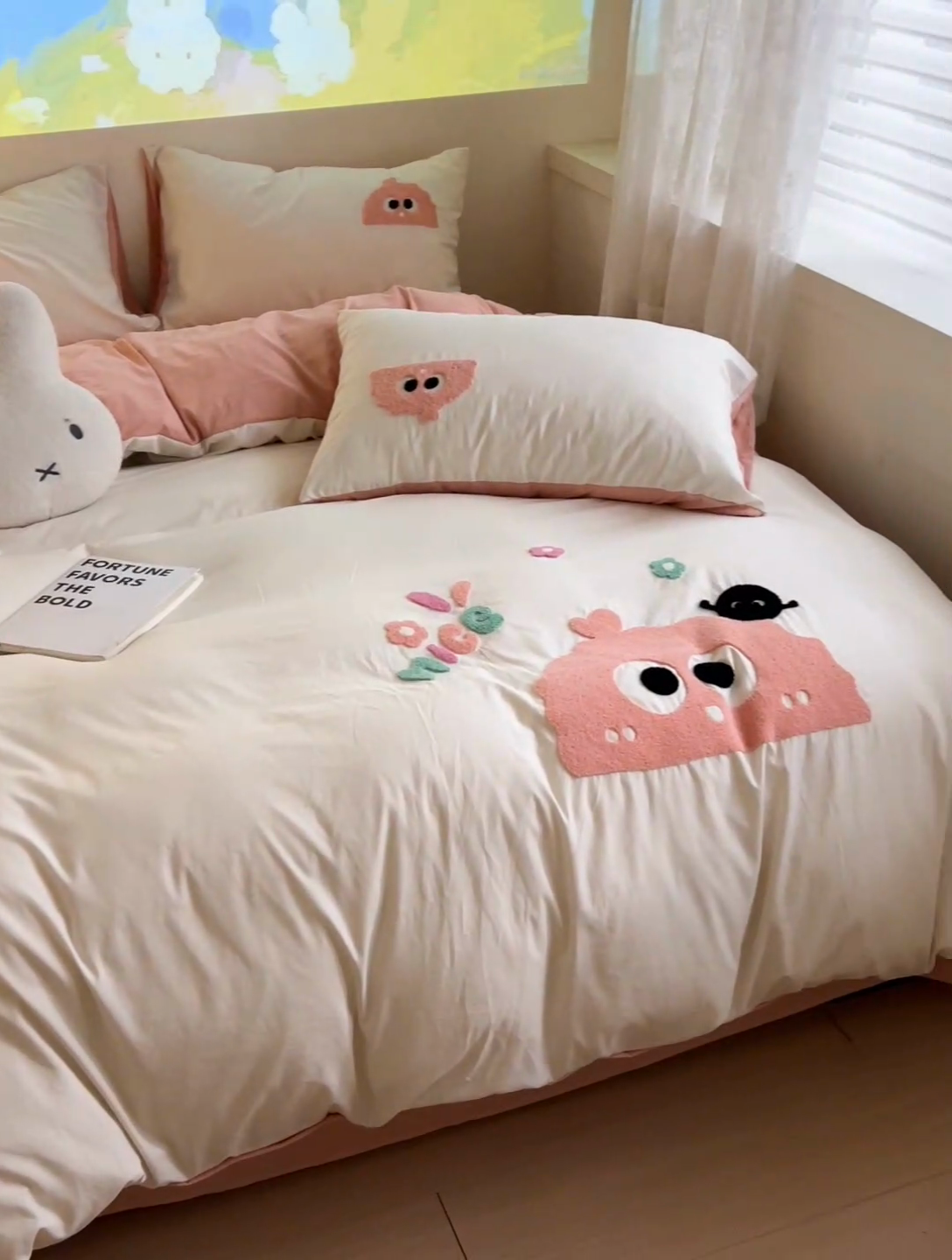 91家纺网 家纺一手货源 找家纺 艾橙家纺 2024新款超柔云朵棉毛巾绣四件套 可爱煤球（粉）