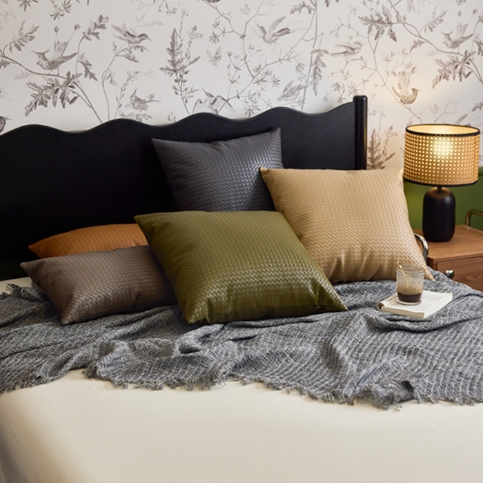 91家纺网 家纺一手货源 找家纺 安莱生活 2024首款编制纹理皮革多功能家用简约创意皮枕 方枕 卡其色