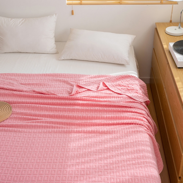 91家纺网 家纺一手货源 找家纺 乐家毛巾被（工厂自产自销） 2024新款简约方块格毛圈 粉色