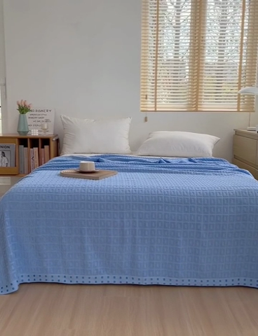 91家纺网 家纺一手货源 找家纺 乐家毛巾被（工厂自产自销） 2024新款简约方块格毛圈 深蓝色