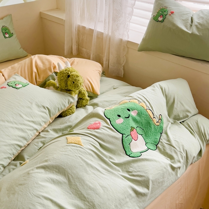 91家纺网 家纺一手货源 找家纺 艾橙家纺 2024新款超柔云朵棉毛巾绣四件套 可爱恐龙