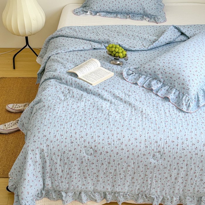 91家纺网 家纺一手货源 找家纺 玛奇朵 2024新款韩式荷叶边全棉双层皱皱纱夏被三件套 蓝栩