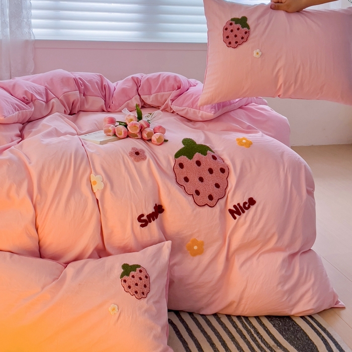 91家纺网 家纺一手货源 找家纺 艾橙家纺 2024新款超柔云朵棉毛巾绣四件套 甜甜草莓