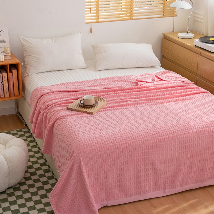 91家纺网 家纺一手货源 找家纺 乐家毛巾被（工厂自产自销） 2024新款简约方块格毛圈 粉色