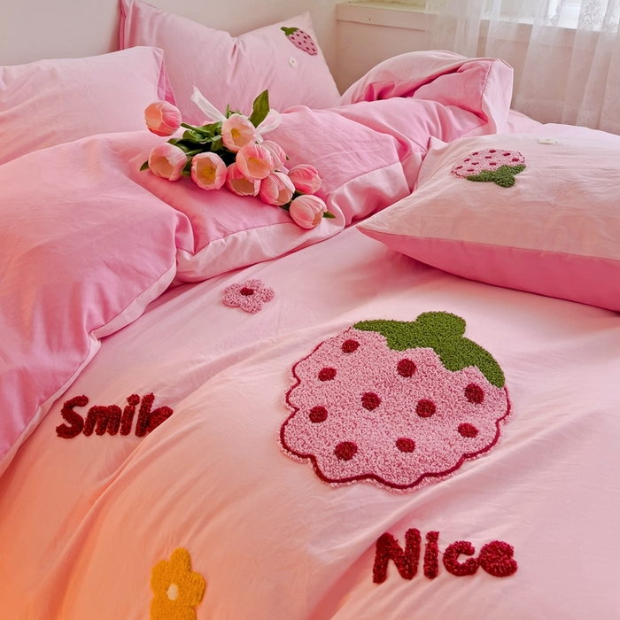 91家纺网 家纺一手货源 找家纺 艾橙家纺 2024新款超柔云朵棉毛巾绣四件套 甜甜草莓