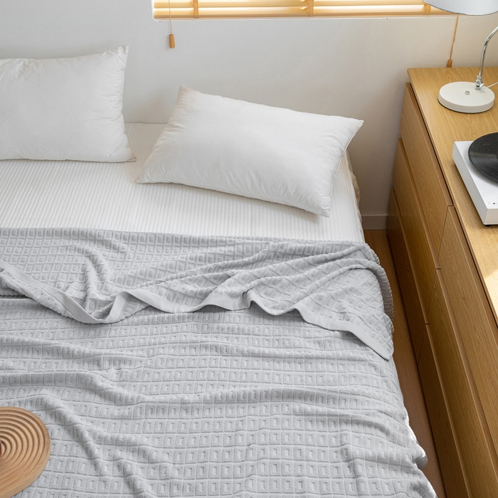 91家纺网 家纺一手货源 找家纺 乐家毛巾被（工厂自产自销） 2024新款简约方块格毛圈 灰色