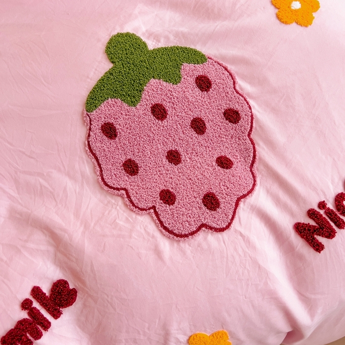 91家纺网 家纺一手货源 找家纺 艾橙家纺 2024新款超柔云朵棉毛巾绣四件套 甜甜草莓