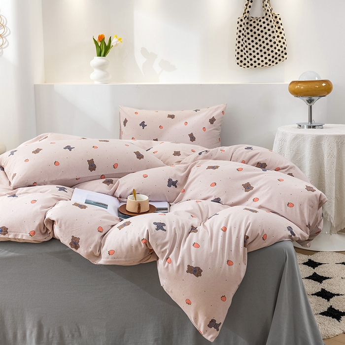 91家纺网 家纺一手货源 找家纺 优姿家纺2024新款A类全棉针织棉系列四件套 草莓熊-粉