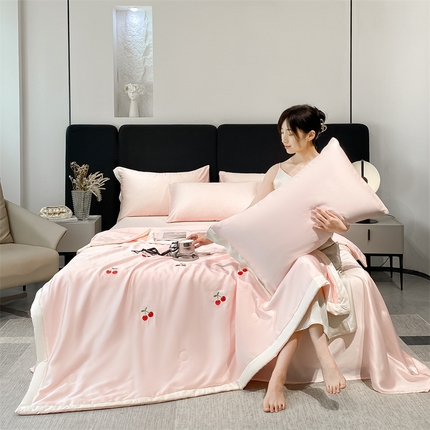 91家纺网 家纺一手货源 找家纺 利欧 2025新款刺绣水洗真丝夏被四件套 樱桃-奶油粉