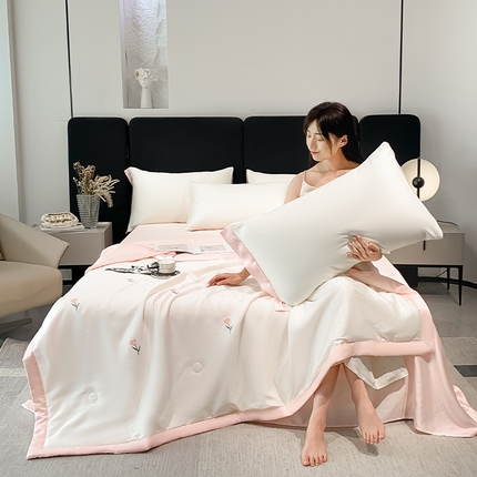 91家纺网 家纺一手货源 找家纺 利欧 2025新款刺绣水洗真丝夏被四件套 花朵-奶白粉