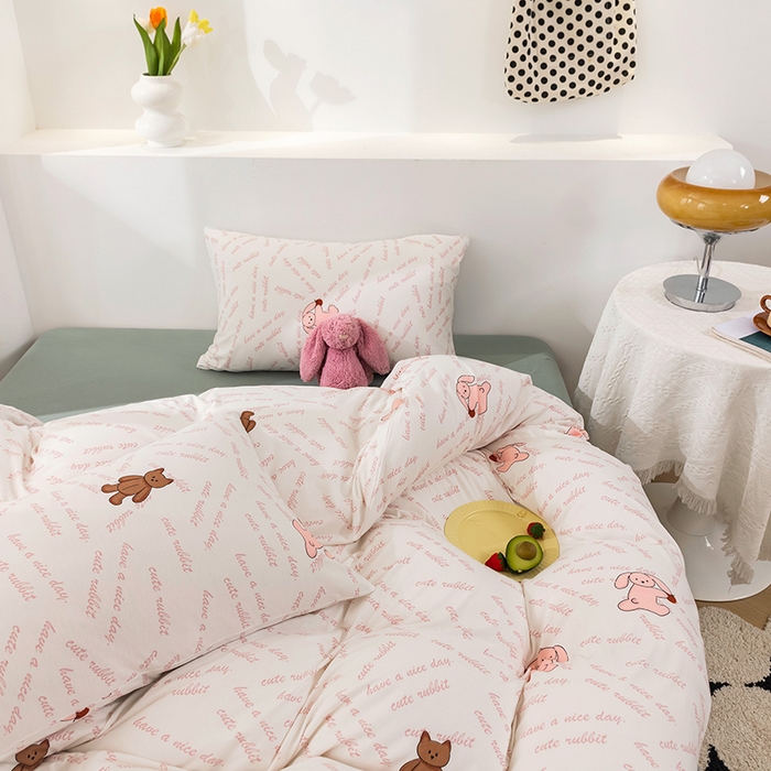 91家纺网 家纺一手货源 找家纺 优姿家纺2024新款A类全棉针织棉系列四件套 菲尔熊-粉