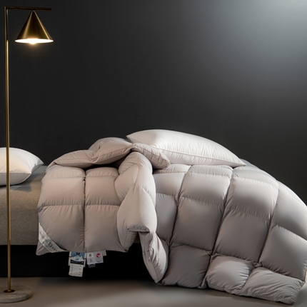 91家纺网 家纺一手货源 找家纺 华盛羽绒被 2024新款超轻超薄款羽绒夏被空调被 羽绒夏被高级灰