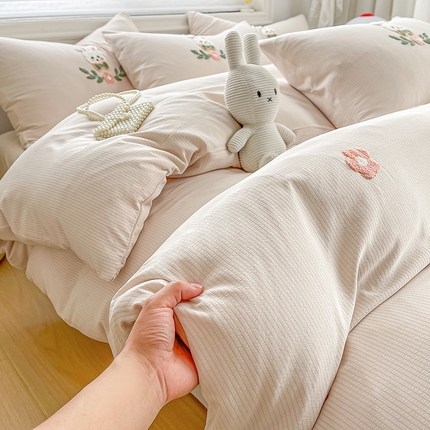 91家纺网 家纺一手货源 找家纺 韩秀家纺 2024新款刺绣款有氧提花小竺棉双层纱超柔加厚毛巾绣四件套 小兔-米白