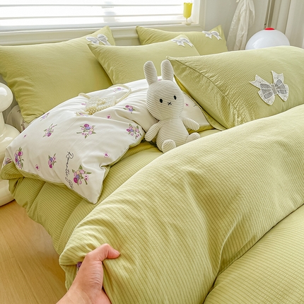 91家纺网 家纺一手货源 找家纺 （总）韩秀家纺 2024新款刺绣款有氧提花小竺棉双层纱超柔加厚毛巾绣四件套云朵棉床笠刺绣花