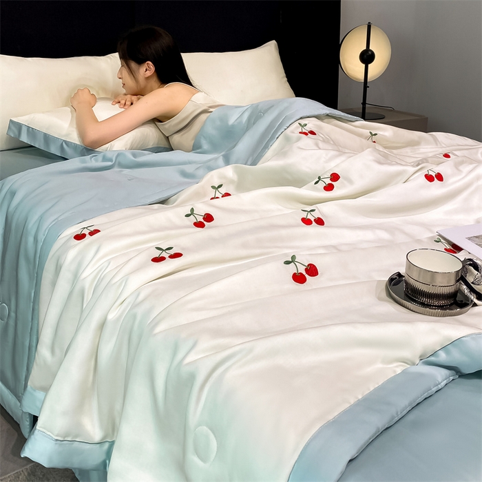 91家纺网 家纺一手货源 找家纺 利欧 2025新款刺绣水洗真丝夏被四件套 樱桃-奶白蓝