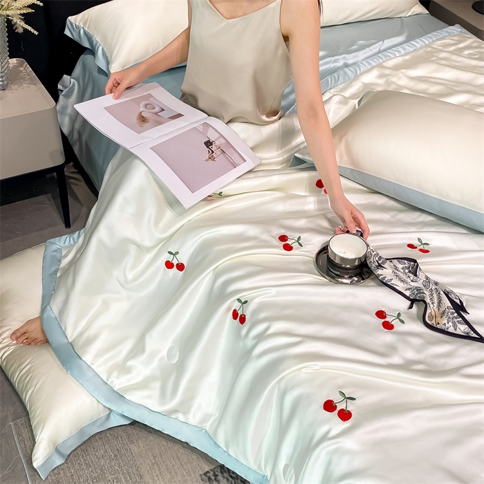 91家纺网 家纺一手货源 找家纺 利欧 2025新款刺绣水洗真丝夏被四件套 樱桃-奶白蓝