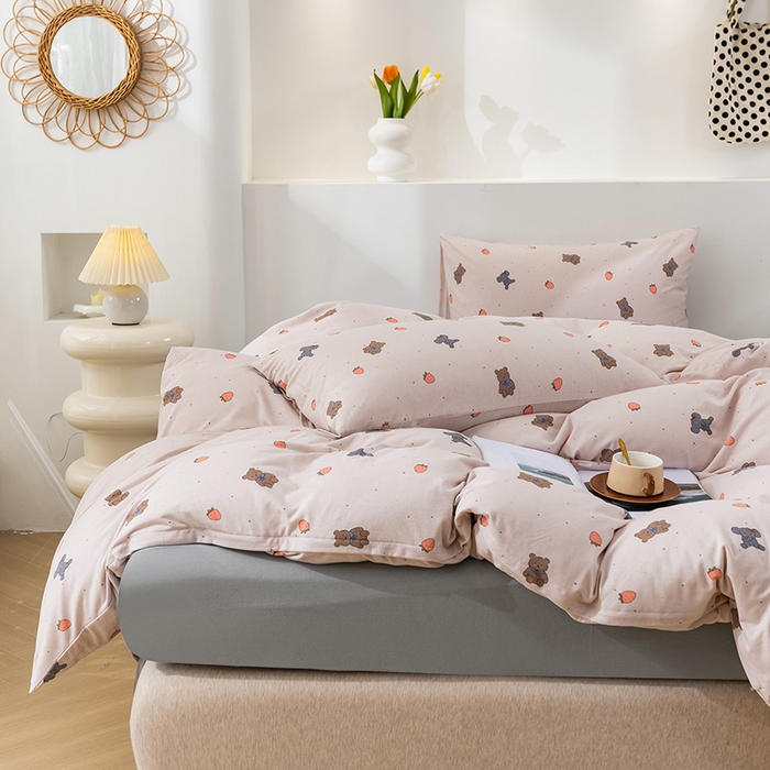 91家纺网 家纺一手货源 找家纺 优姿家纺2024新款A类全棉针织棉系列四件套 草莓熊-粉