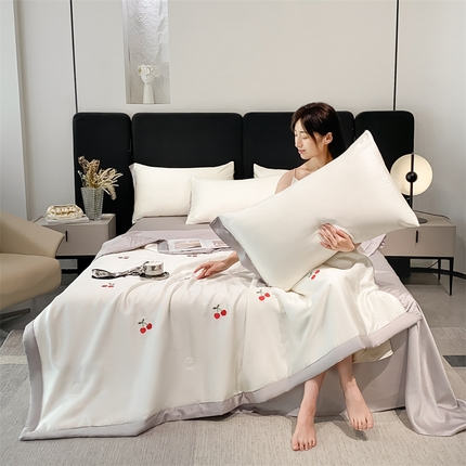 91家纺网 家纺一手货源 找家纺 利欧 2025新款刺绣水洗真丝夏被四件套 樱桃-奶白灰