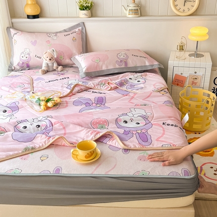 91家纺网 家纺一手货源 找家纺 欧邦 新款A类冰藤席夏被套件 床笠款-草莓兔