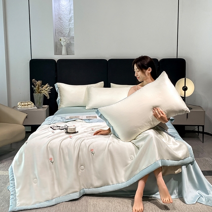 91家纺网 家纺一手货源 找家纺 利欧 2025新款刺绣水洗真丝夏被四件套 花朵-奶白蓝