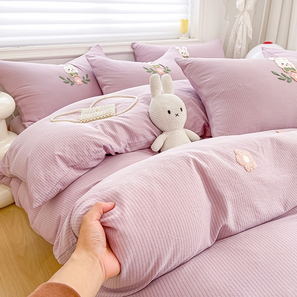 91家纺网 家纺一手货源 找家纺 韩秀家纺 2024新款刺绣款有氧提花小竺棉双层纱超柔加厚毛巾绣四件套 小兔-紫