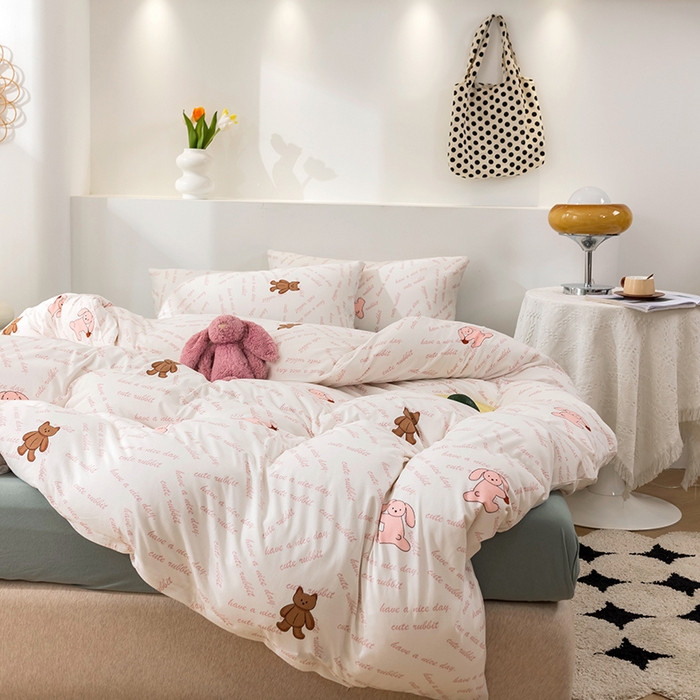 91家纺网 家纺一手货源 找家纺 优姿家纺2024新款A类全棉针织棉系列四件套 菲尔熊-粉