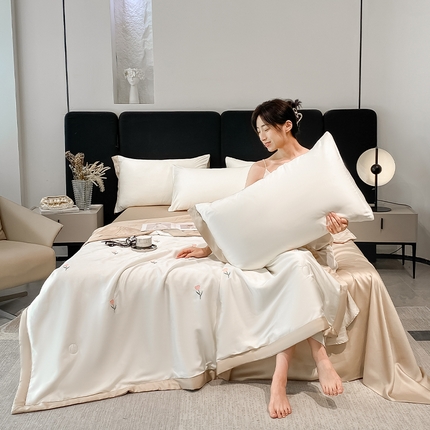 91家纺网 家纺一手货源 找家纺 利欧 2025新款刺绣水洗真丝夏被四件套 花朵-奶白咖