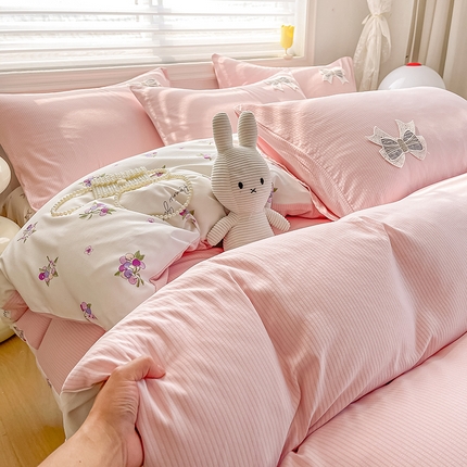 91家纺网 家纺一手货源 找家纺 （总）韩秀家纺 2024新款刺绣款有氧提花小竺棉双层纱超柔加厚毛巾绣四件套云朵棉床笠刺绣花