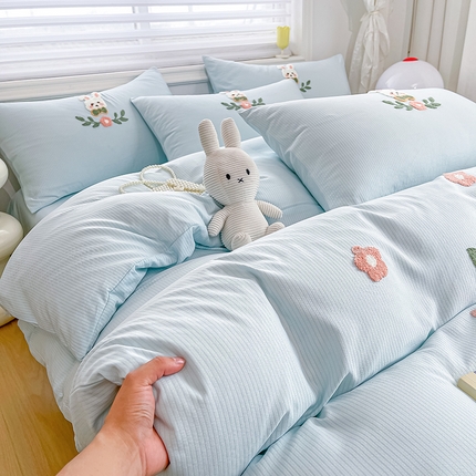 91家纺网 家纺一手货源 找家纺 韩秀家纺 2024新款刺绣款有氧提花小竺棉双层纱超柔加厚毛巾绣四件套 小兔-蓝色