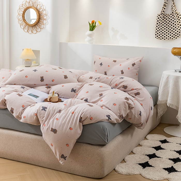 91家纺网 家纺一手货源 找家纺 优姿家纺2024新款A类全棉针织棉系列四件套 草莓熊-粉