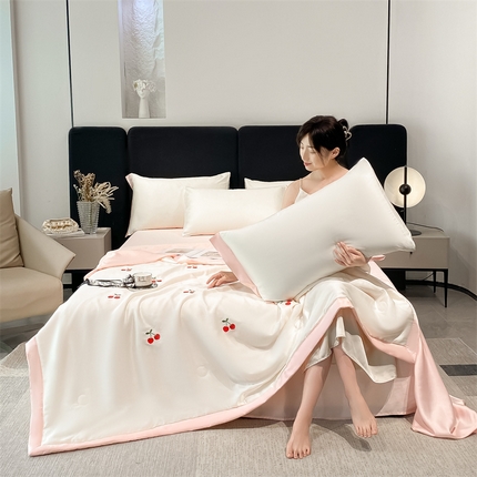 91家纺网 家纺一手货源 找家纺 利欧 2025新款刺绣水洗真丝夏被四件套 樱桃-奶白粉
