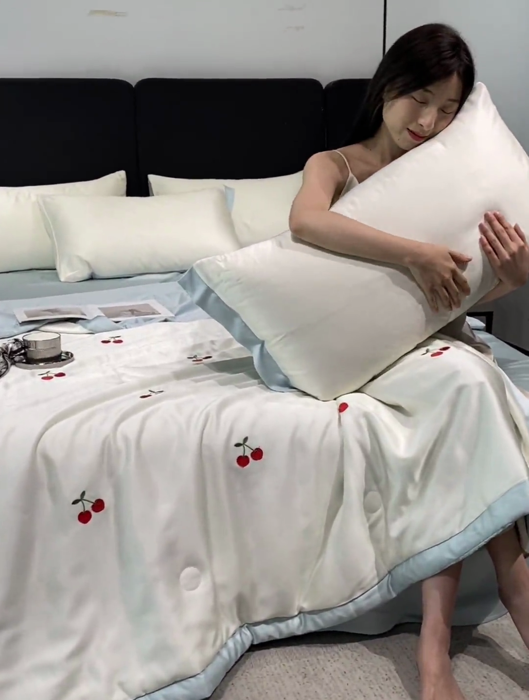 91家纺网 家纺一手货源 找家纺 利欧 2025新款刺绣水洗真丝夏被四件套 樱桃-奶白蓝