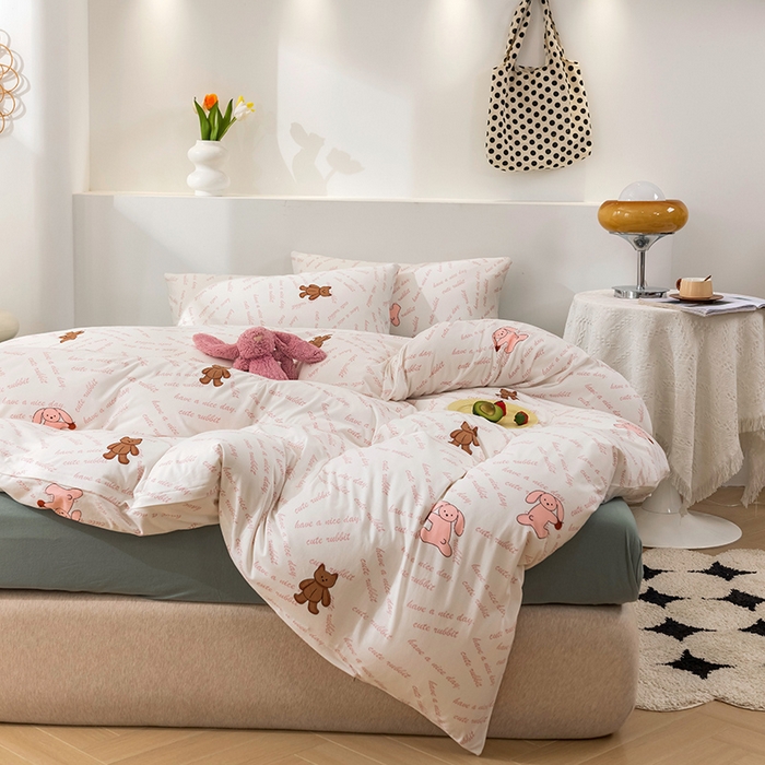 91家纺网 家纺一手货源 找家纺 优姿家纺2024新款A类全棉针织棉系列四件套 菲尔熊-粉