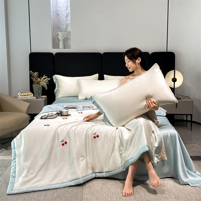 91家纺网 家纺一手货源 找家纺 利欧 2025新款刺绣水洗真丝夏被四件套 樱桃-奶白蓝