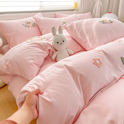 91家纺网 家纺一手货源 找家纺 （总）韩秀家纺 2024新款刺绣款有氧提花小竺棉双层纱超柔加厚毛巾绣四件套云朵棉床笠刺绣花