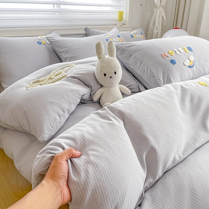 91家纺网 家纺一手货源 找家纺 韩秀家纺 2024新款刺绣款有氧提花小竺棉双层纱超柔加厚毛巾绣四件套 帕恰狗-灰色